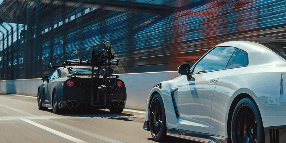 Лучший способ снять #Nissan #GTR в движении — использовать еще один Nissan GT-R! Так легендарная модель стала самым быстрым камеракаром в мире. За рулем модифицированного автомобиля — Мауро Кало, водитель с огромным опытом работы над блокбастерами.