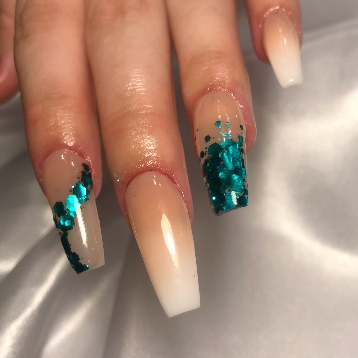 JLNails1's tweet photo. EMERALD VIBIN🧚🏼🤍
#nails #manchesternails #nailtech #manchesternailtech #jlnails #nailsalon #beautysalon #acrylicnails https://t.co/2Z7jTVE45P
