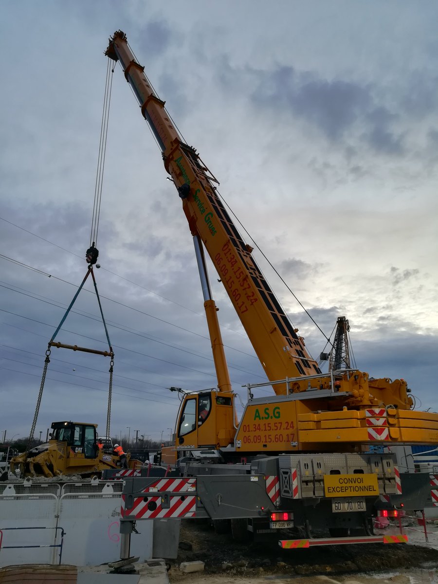 LCParisiens's tweet photo. Ce matin, levage d'un trax sur le chantier de la future gare M.I.N Porte de Thiais à Rungis. 
@GdParisExpress @Ligne14_RATP @GroupeFayat @eiffage @marchederungis #Capocci https://t.co/wKW1JoUcAp