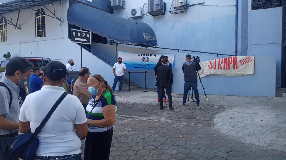 1009NoticiasSV's tweet image. #ProtestaLaboral | Empleados del @rnpn_sv ,  dejaron de presar servicio a los ciudadanos que necesitan tramitar su DUI, en protesta por incumplimiento de contrato. Los usuarios se han visto seriamente afectados por loa medida.