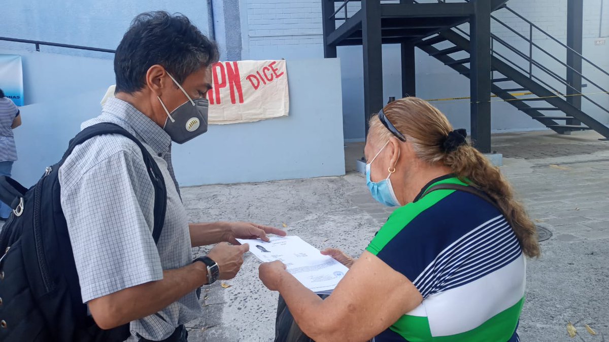 1009NoticiasSV's tweet image. #ProtestaLaboral | Empleados del @rnpn_sv ,  dejaron de presar servicio a los ciudadanos que necesitan tramitar su DUI, en protesta por incumplimiento de contrato. Los usuarios se han visto seriamente afectados por loa medida.