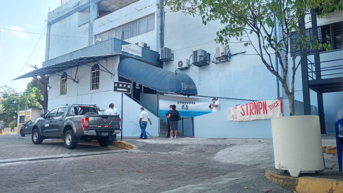 1009NoticiasSV's tweet image. #ProtestaLaboral | Empleados del @rnpn_sv ,  dejaron de presar servicio a los ciudadanos que necesitan tramitar su DUI, en protesta por incumplimiento de contrato. Los usuarios se han visto seriamente afectados por loa medida.