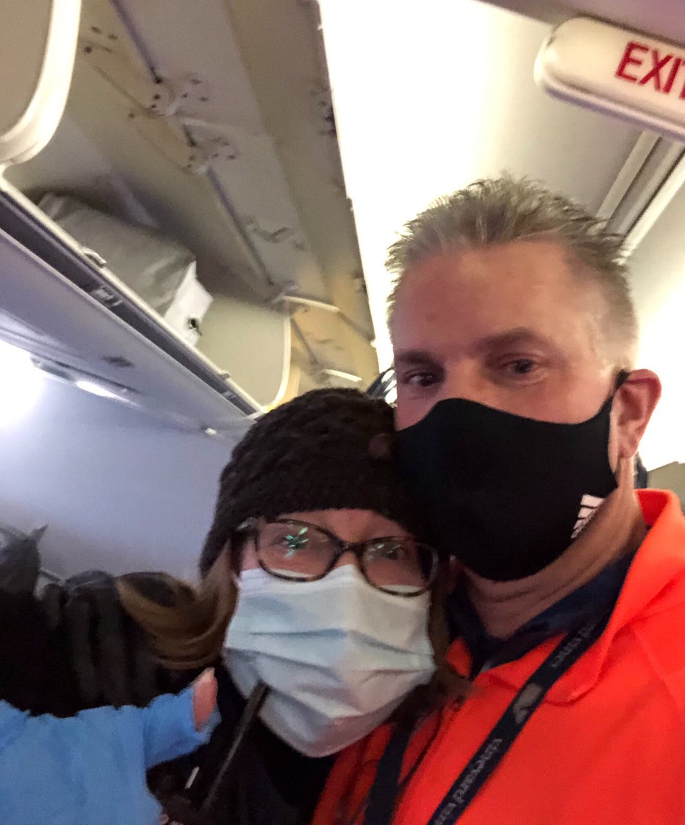 ccmccool1's tweet photo. What happens when only one aircraft cleaner shows up during an ice storm? AO and Tech Ops combine forces to get the job done! @ClarissaAtUA 🥶💪🏻🛬🛫 #TeamPDXRocks #makingithappen #whateverittakes #staysafeoutthere https://t.co/1kYv5wQmju
