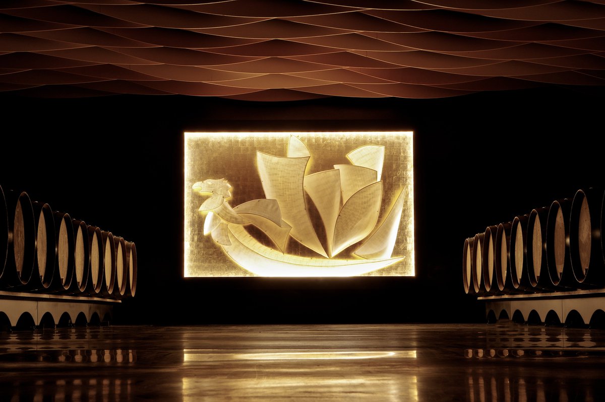 Château Beychevelle 2020 est à présent assemblé. Il commence un long élevage en barriques qui durera 18 mois.
Château Beychevelle 2020 is now blended. It has started a long aging in oak barrels that will last for 18 months.