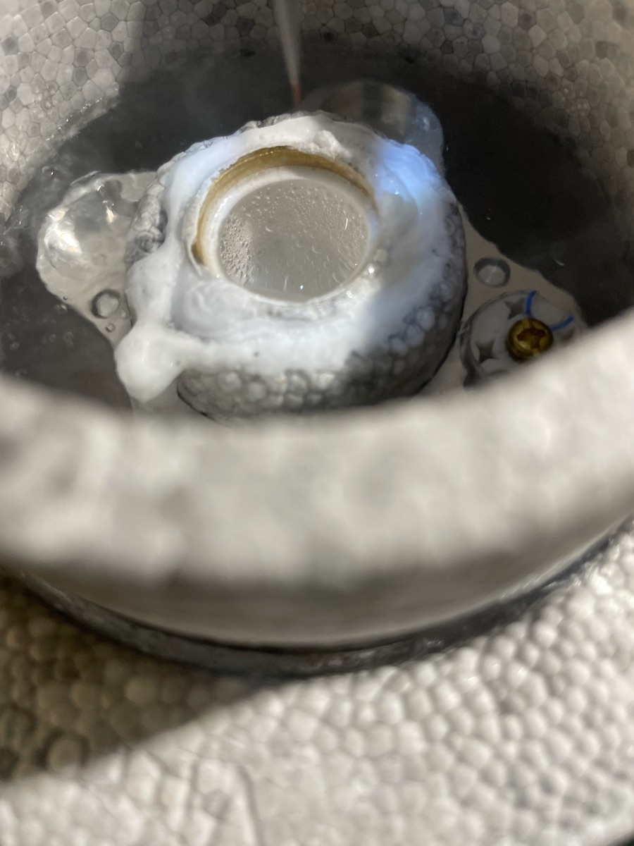 cryomariena's tweet photo. And that white rim is just *chef's kiss* (no grids were harmed in the process) #vitrobot #freezealltheproteins https://t.co/sSiuQn5V2V
