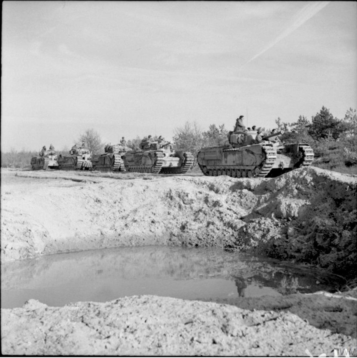 The plan was thus: after a 1h bombardment A&C Coys would move forward and dig in on the AT ditch, take in defenders and clear the Kasteel. B&Dcoys would pass to the south of the Kasteel and clear the Sandy hills, while the AVREs breached the ditch. 6 tanks from 9RTR in support