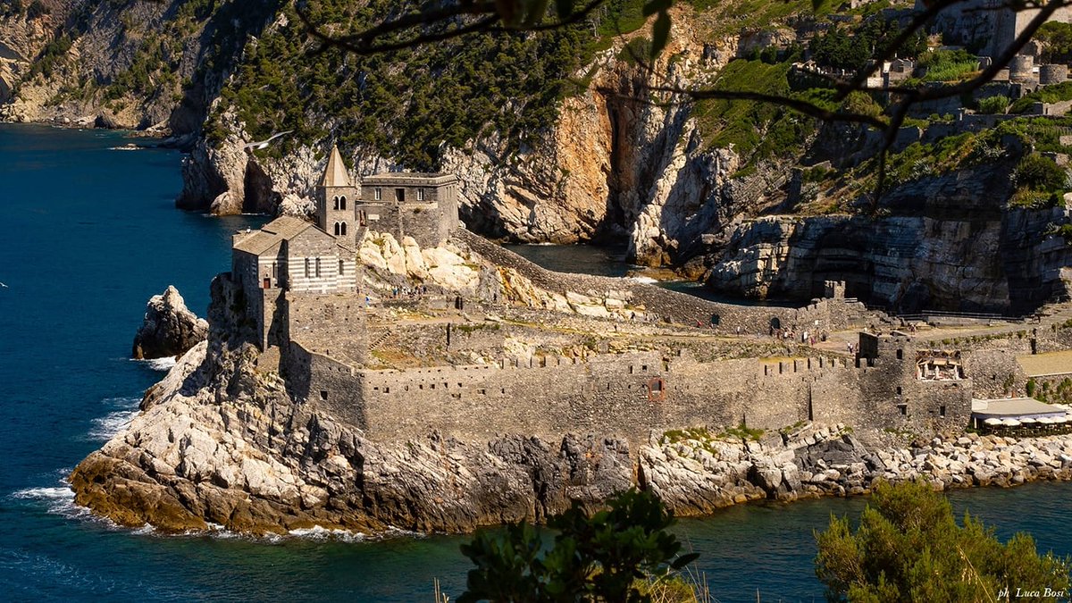 What is your Italian DayDream today? 
Ours is being near the Ligurian sea in Portovenere! 

Photo: Luca Bosi  

#goodlifeitaly #liguria #ligurian_places #visititaly #beautifuldestinations #ilikeitaly #ig_italy #igliguria #lamialiguria