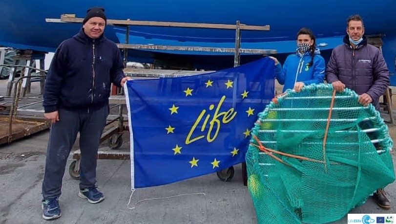 ElifeProject's tweet photo. #Fishers are key actors in the #LifeElife project! Here fishers from Porto Garibaldi are collaborating with researchers from @CnrIrbim and #Cestha to try out the SED (#Shark Excluder Device) to reduce the bycatch of bottom trawlers in the #adriaticsea #EUbiodiversity #LIFEproject https://t.co/ZgqgIyTBWj