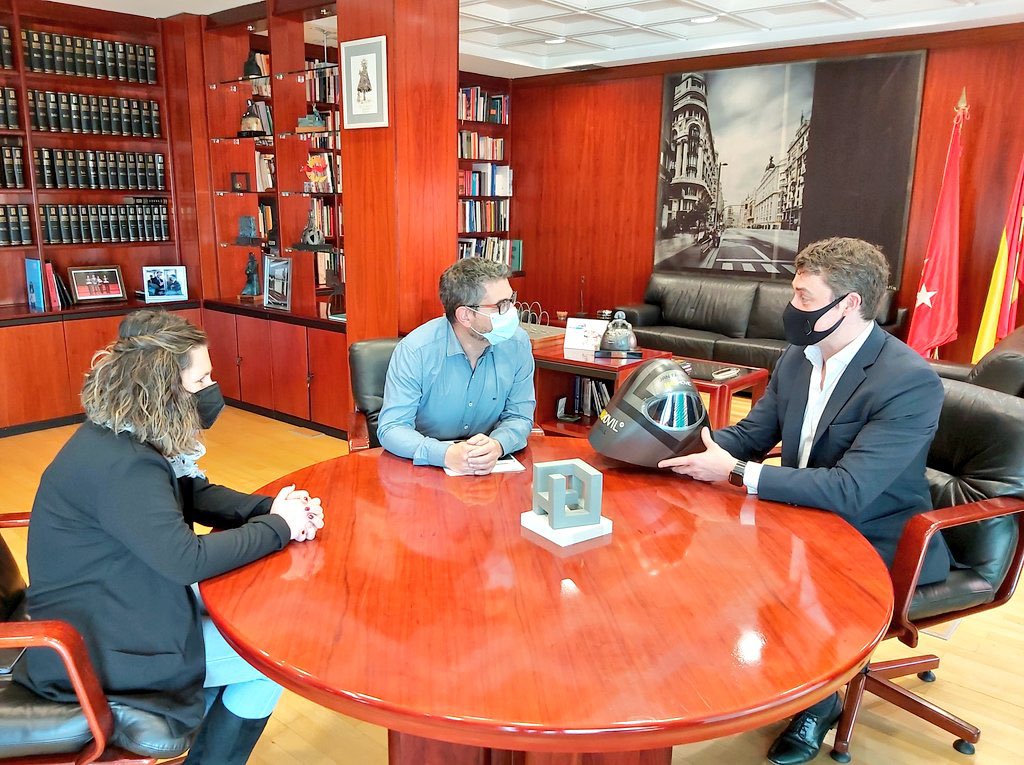 Alcobendas_depo's tweet image. ⛷El esquiador y empresario @janfarrell, que acaba de dejar la alta competición en la modalidad de ski de velocidad, ha visitado el Ayuntamiento donde ha sido recibido por el alcalde @R_sanchezacera y la concejal de deportes @mariaespin87.
#AlcobendasEsDeporte 💚