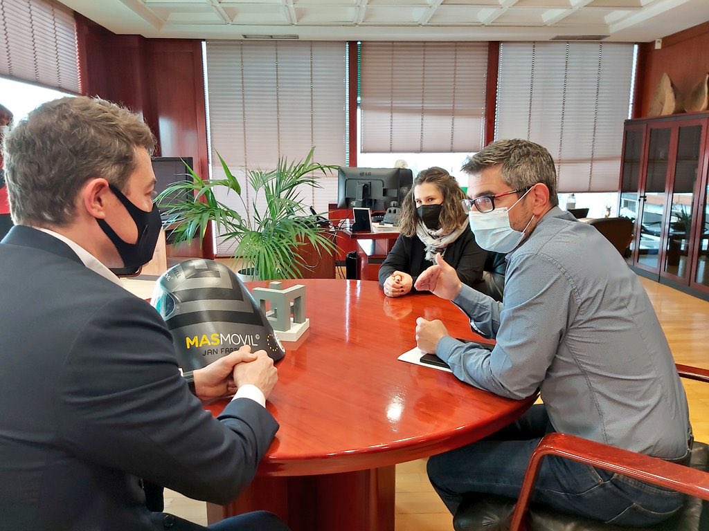 Alcobendas_depo's tweet image. ⛷El esquiador y empresario @janfarrell, que acaba de dejar la alta competición en la modalidad de ski de velocidad, ha visitado el Ayuntamiento donde ha sido recibido por el alcalde @R_sanchezacera y la concejal de deportes @mariaespin87.
#AlcobendasEsDeporte 💚