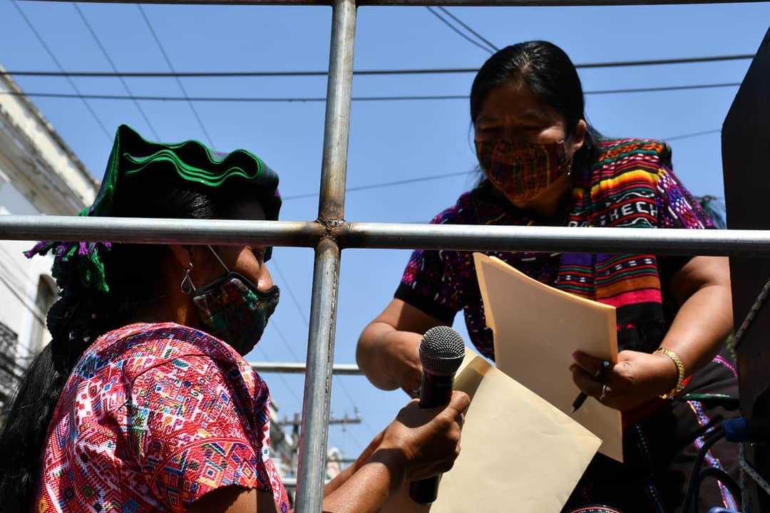 Vicenta Jeronimo y Thelma Cabrera son dos mujeres que representan a los pueblos y que nos representan como mujeres indígenas, admiramos y apoyamos por ser el rostro de la dignidad en este país #CodecaEsDignidad #ElijoDignidad #MujeresEnMovimienta #MujeresIndigenas  #Guatemala