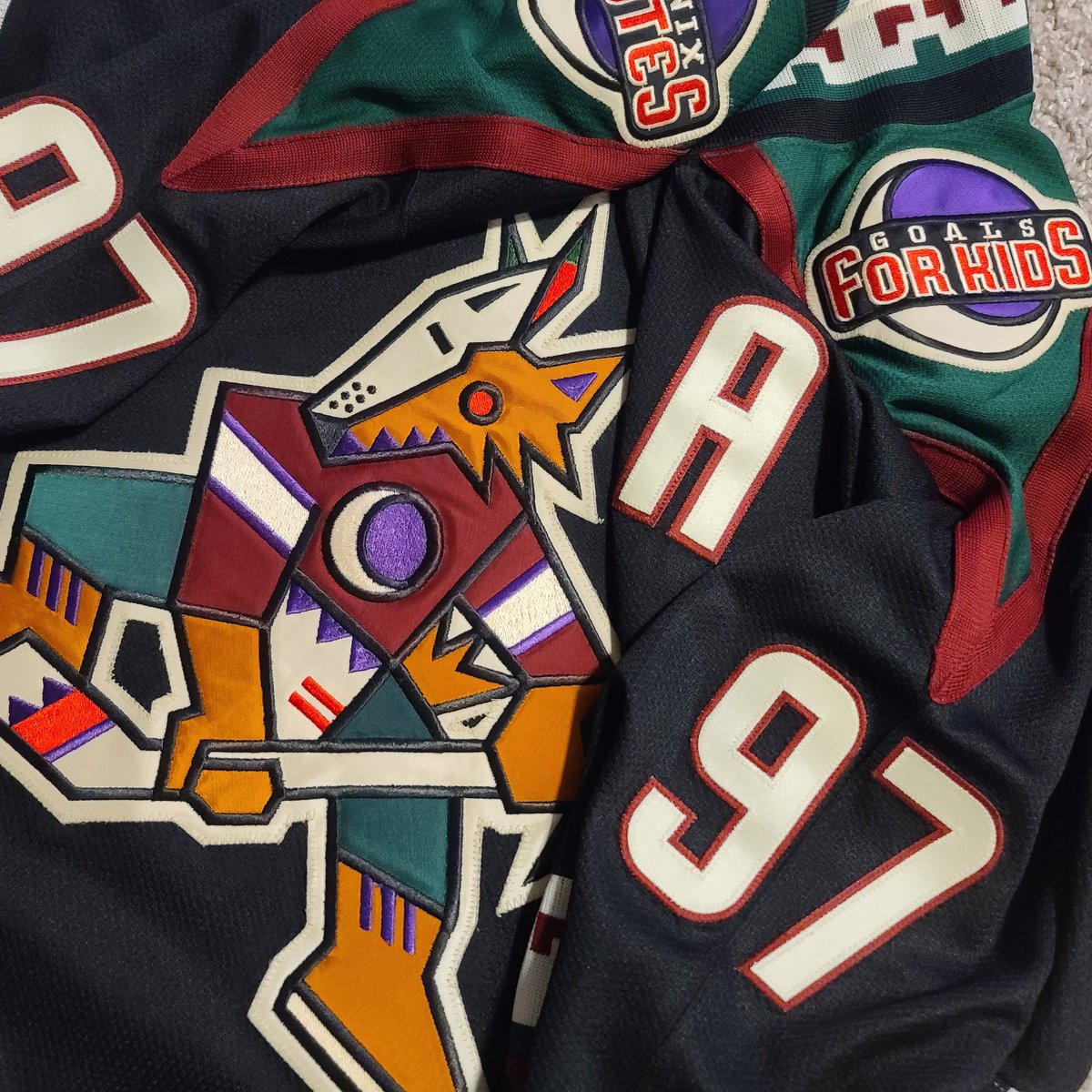 PVJerseys's tweet photo. ๐จWith a new round of #PVFinds coming Monday, I wanted to share the newest addition to #PVsPC!๐จ
1996-97 Inaugural Starter On-Ice Authentic Jeremy Roenick Phoenix Coyotes "Kachina" Jersey!
What's the latest addition to your collection? #PVFinds #PVsPC #GoYotes #HockeyTwitter https://t.co/R4avsRIAz4