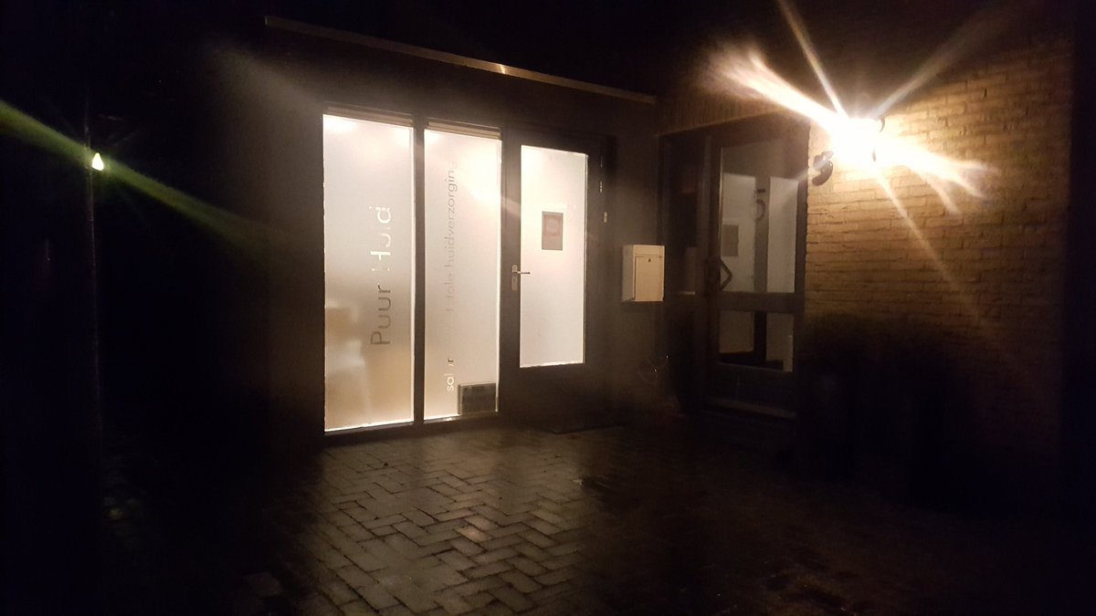 puurmaris's tweet photo. Ons licht staat aan, laat het ook aanblijven ❤
#lichtvoordathetuitgaat #steunjesalon #beautysectorindekou #steunjekapper #steunjebeautysalon #wijwillenopen
#wachtopons
#koopbijdekapper
#wijstaanindekou https://t.co/xRzvx5Z3ce