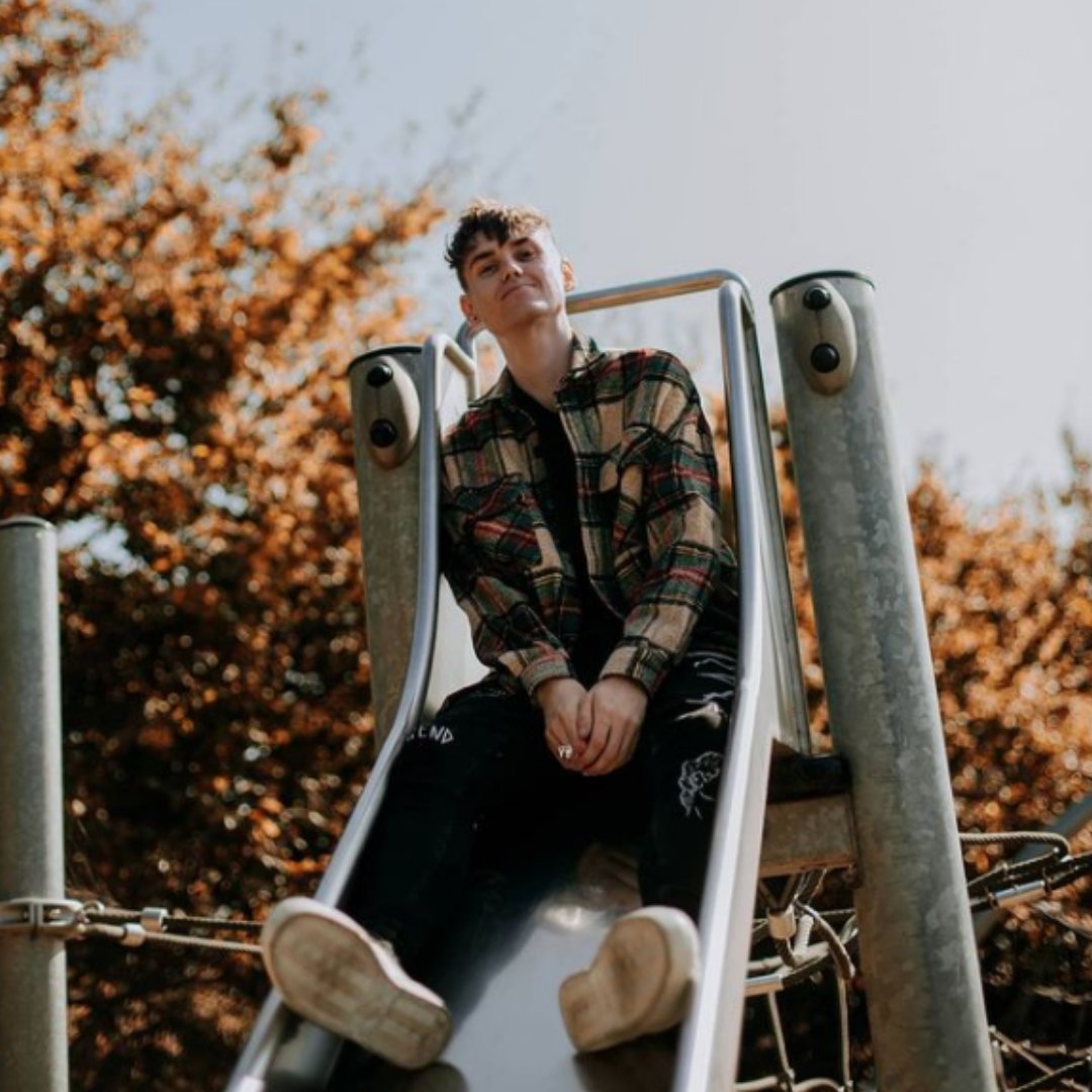 ⏩ You may remember us talking about @SplitTheDealer's crowdfunder for his next single. We are so overwhelmed with how grateful everyone has been! There are a few days left of the crowdfunder if you would like to donate - do so here: crowdfunder.co.uk/splitthedealer ⏩