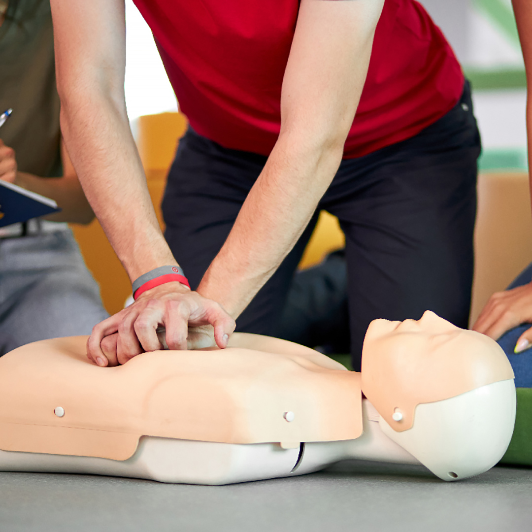 ClvSeguros's tweet photo. ¿Estás preparado para una emergencia? 

La reanimación cardiopulmonar (RCP) es una técnica útil para salvar vidas en muchas emergencias, entre ellas, un ataque cardíaco o cuasiahogamiento, cuando se detienen la respiración o los latidos del corazón de una persona. https://t.co/D9wj0xt49V