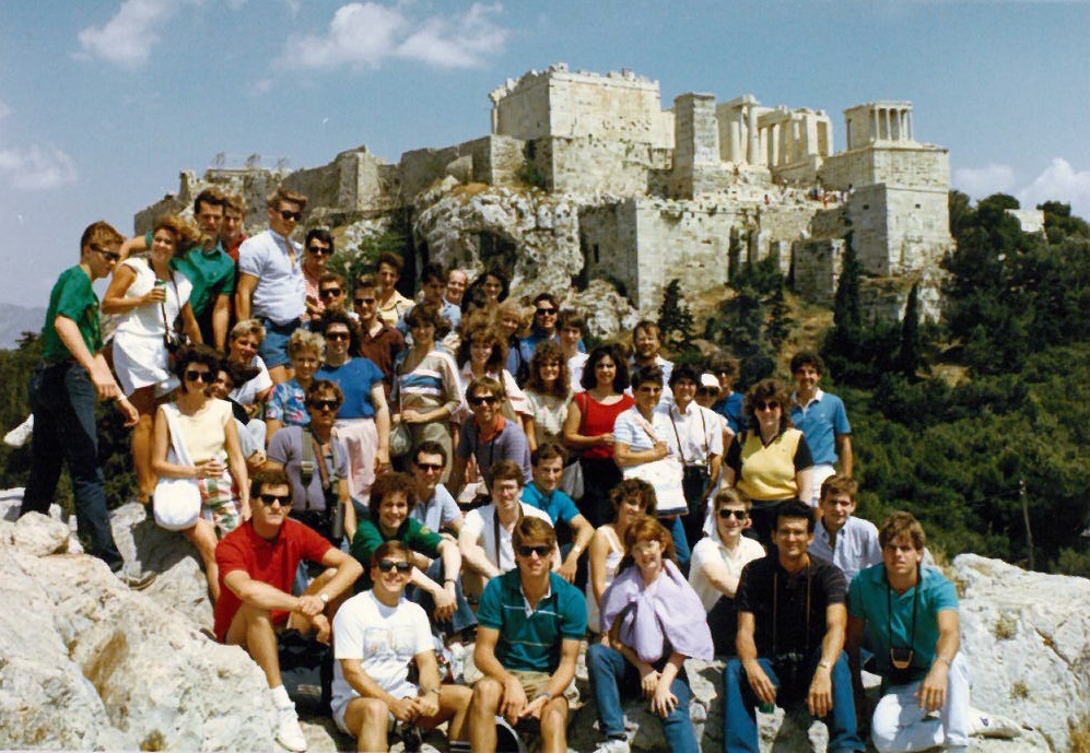 We are kicking it way way way old school today with this picture of one of our groups in Athens.

Based on the outfits and hair, what decade do YOU think this picture is from?

Go to l8r.it/gnWM to secure your spot in our next group photo!

#ibsabroad #tbt #throwback