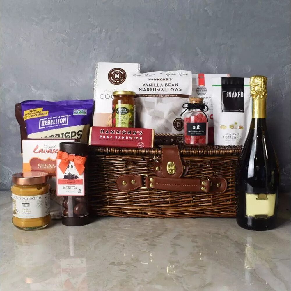 sendbaskets's tweet photo. Take your pick from our gourmet gift baskets featuring assorted kosher delights that are curated for a feast with friends and family. *⃣🍷💙🍾

Hurry! Shop now! 🎁

https://t.co/7fOH39Frxa

#Basketsco #thursdaythoughts #wine #purim2021 #purimiscoming #purimparty #USA #canada https://t.co/uPWvFuYVaN