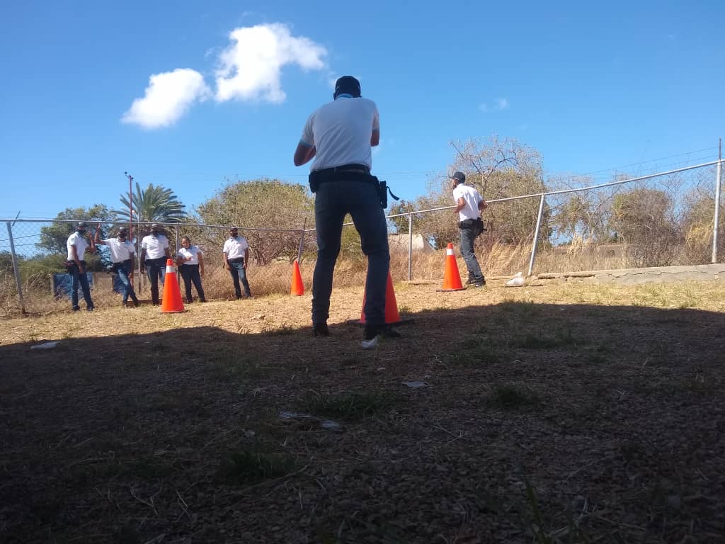 Harrygomez40's tweet photo. #academiacicpc En el cefo unes Nva Esparta, hoy 38 estudiantes del PNF de inv Penal y criminalística del proceso 1-2020, recibieron induccion de las normas de seguridad, porte y uso de armas de fuego, dictado por el comisario (J) Fernando Tortolero. #cicpc https://t.co/WoXRw6Efsb