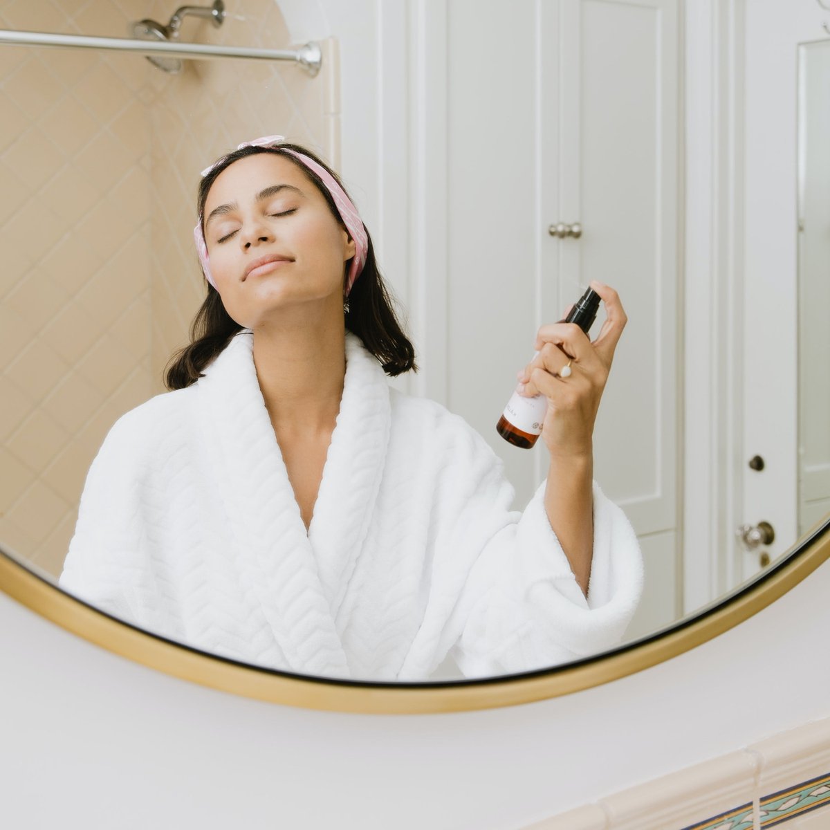 When you take a moment out of your busy schedule, you might notice your face feels drained of its morning hydration. One way to renew your skin without overwhelming it is to use a face mist! Have you ever used a face mist before? ⁠💦