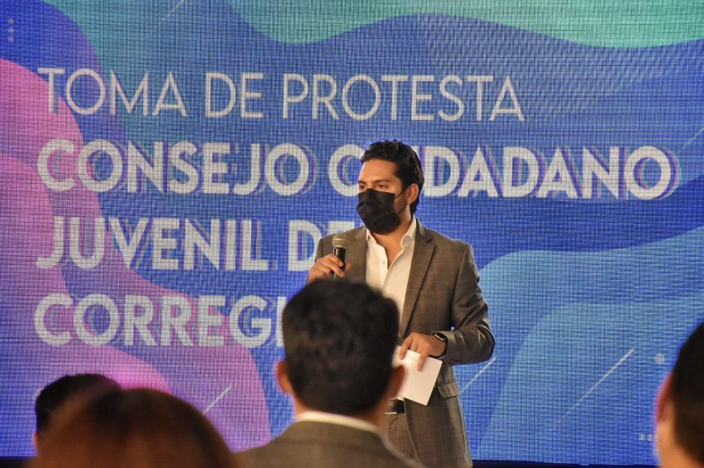 fran_mota89's tweet photo. Agradezco al presidente del @MpioCorregidora @RobertSosaP su apoyo e impulso a la juventud, quienes a partir de hoy cuentan con un espacio de participación a través del @CCiJEQ, cuyo objetivo es evaluar y proponer política pública a favor del desarrollo de nuestra generación. https://t.co/4KXv3Pjj9I