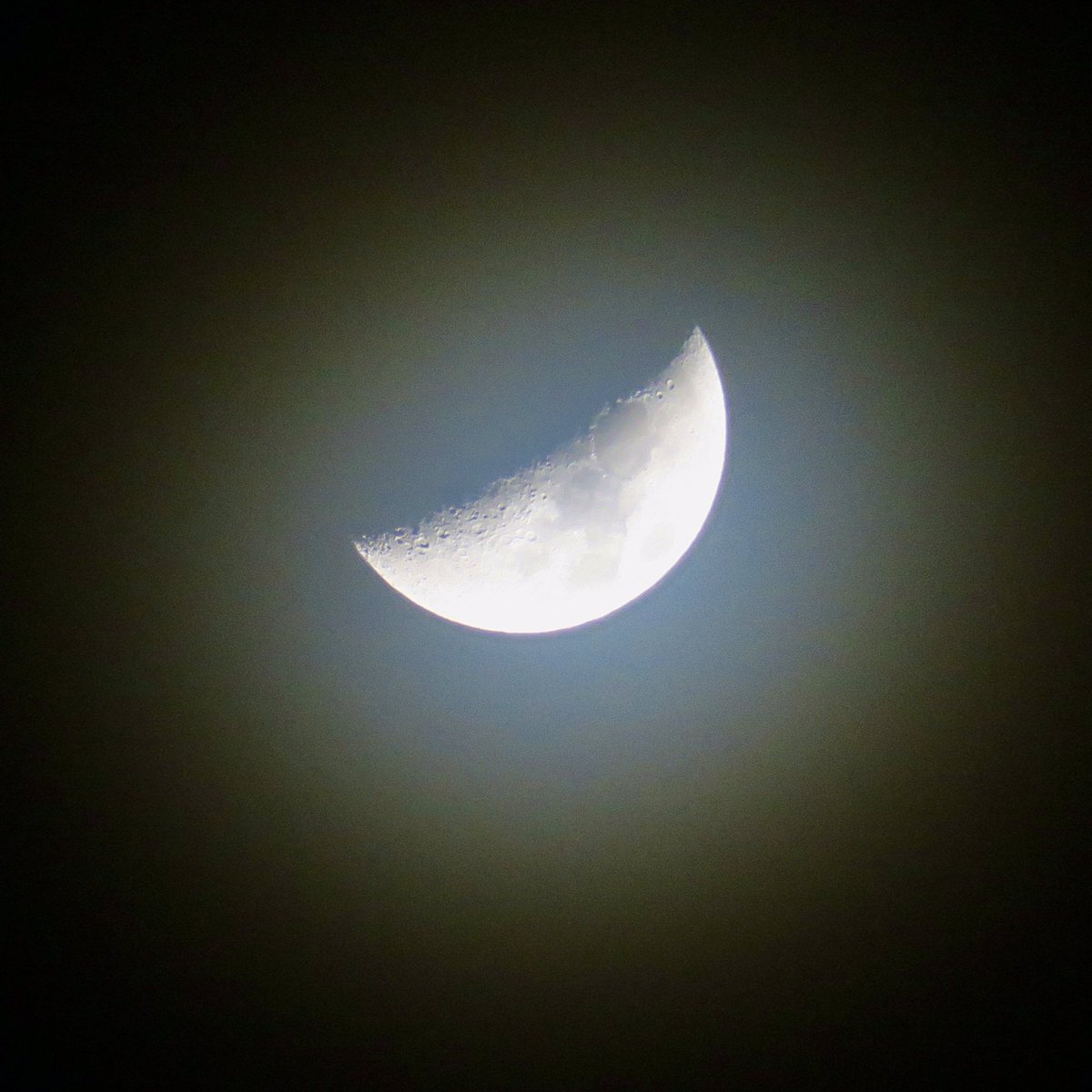 lynda_lambert's tweet photo. The moon at 10.55 pm  tonight had an unusual aura around it...
@VirtualAstro   #handheldbridgecamera https://t.co/FFLaiBIjTk
