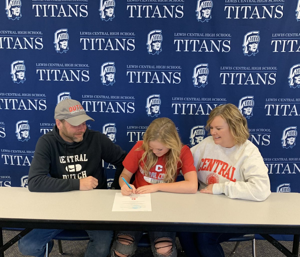 LCTitanSoftball's tweet photo. Congratulations to @haleybach16 for signing her letter of intent to play softball at Central College 🤩❤️ You’ve worked so hard and it has paid off!! We’ve been lucky to have you as part of our program and we know you’ll do amazing things at the next level! 🥎💪🏼 https://t.co/iq9rtrcSsC