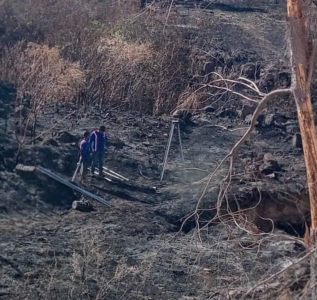 bosquenixticuil's tweet photo. Hace 15 días provocaron incendio forestal en #bosque #Nixticuil, junto al fracc. Cañada San Lorenzo. Desde enero se realizan trabajos topográficos en el lugar incendiado y hoy se han reanudado. Atención @SemadetJal urge decreto de veda para frenar urbanización @PabloLemusN https://t.co/8zC3k9aukP