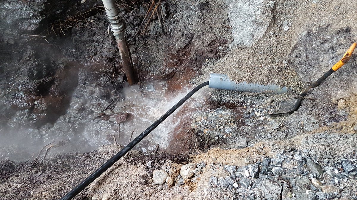Thomasgul's tweet photo. #Spyling av #Rør til #Sprinkleranlegg For #Haldenkommune ved #Stangeskovene i #Halden. #Røret satte fast i #Tele. Takker til Halden kommune for samarbeidet 😊

#ErlingGrimsrud A/S 90590181 https://t.co/T4zbXl7Xki