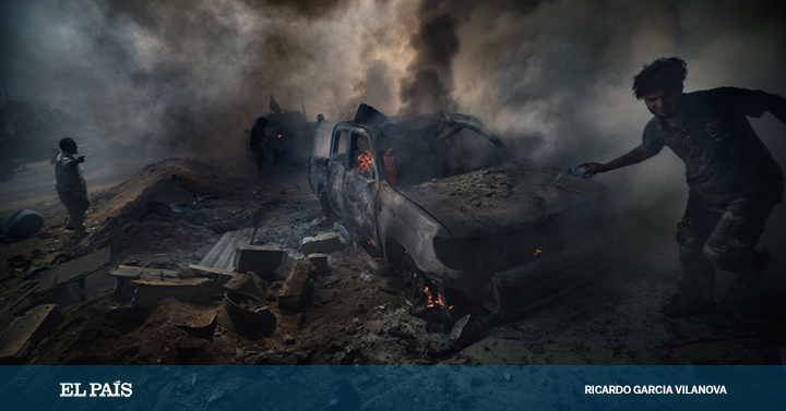 Fotos: Pasaje mortal a Europa, 2011-2020 bit.ly/3axKCqi A través de este extraordinario ensayo de fotoperiodismo, Ricardo García Vilanova nos sumerge en los viajes caóticos, improvisados, desesperados y nos acerca a la realidad de Libia