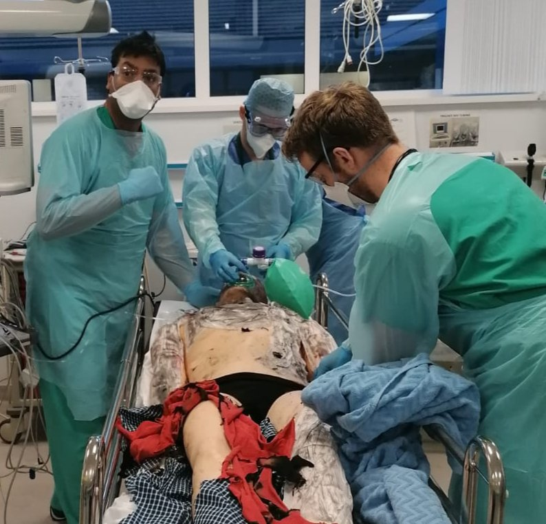 ed_tuh's tweet photo. Prehospital, ED &amp; ICU #burns #simulation training.  Anticipated #Difficult #Airway Drill, assign roles for plan ABCD &amp; prepare to do #FONA. Calculate % TBSA burned:- the mersey burns app is #free &amp; fantastic. Consider #Trauma &amp; #Toxicology inc cyanide &amp; CO. Avoid volume overload. https://t.co/uxwanLXna6