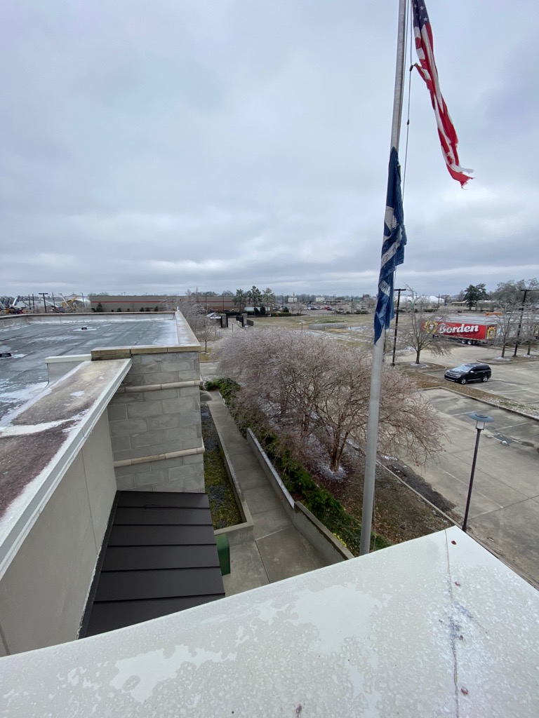 Icy rooftop views! Perfect setting to film the next winter themed post-apocalyptic action thriller, anyone got a script?! 🎥 🎞🎬
#icemageddon #snowvid #celticstages