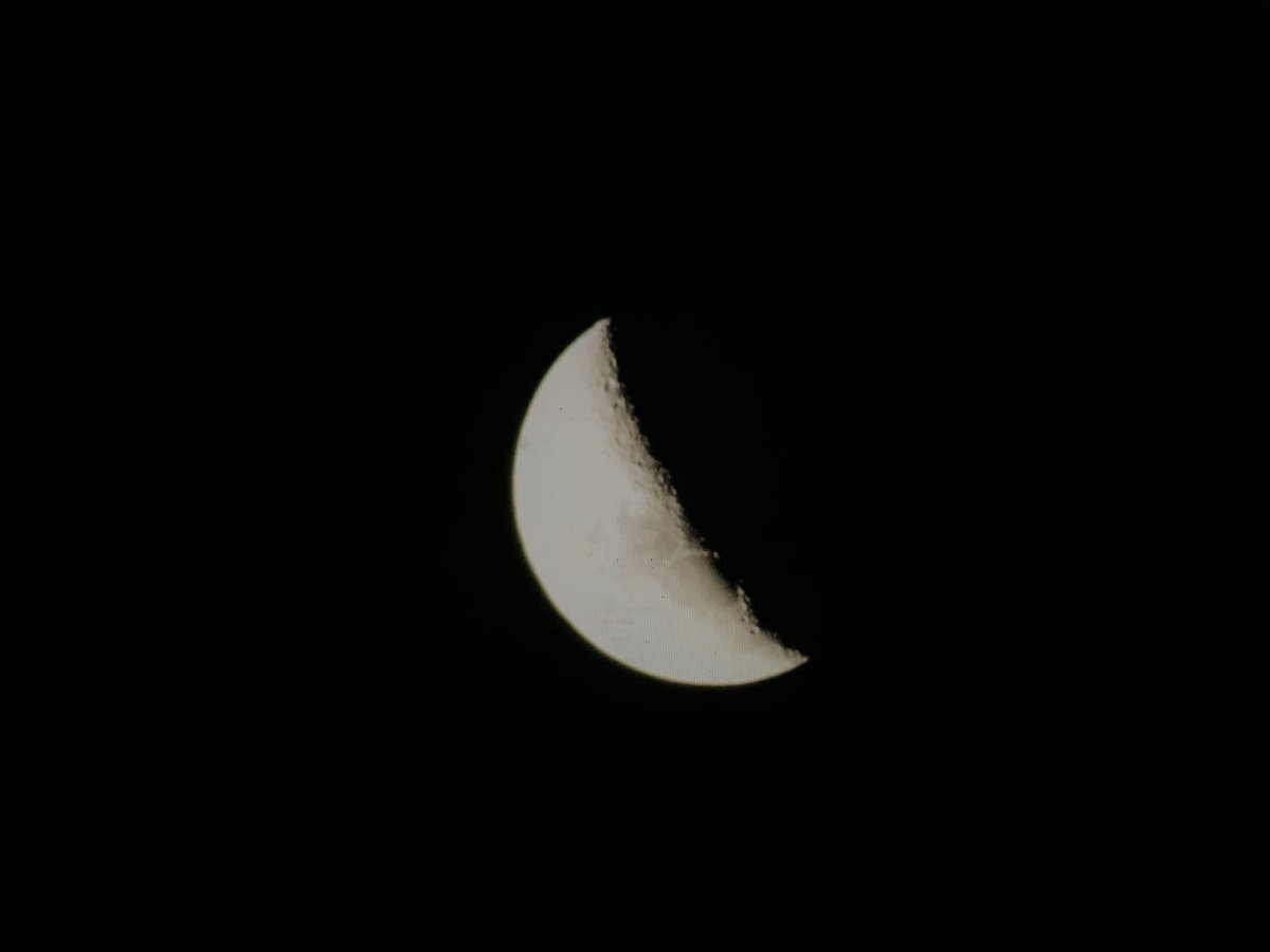 mish_mishka's tweet photo. experimenting with an old hobby, my photograph of the moon 🌘 #slr #450D #canon #eos https://t.co/GWx6QfGZ8h
