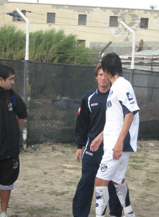 #Unafotocualquiera 

Miguel Caneo y Facundo Sava en la previa del partido ante la CAI en Comodoro Rivadavia, unas fechas antes de que ambos asciendan a Primera con #QuilmesAC 

Siempre se puede conversar.