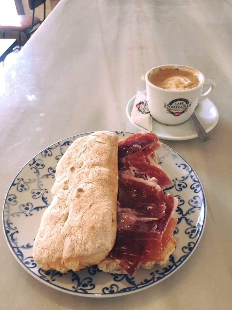 Empieza el día "a lo ibérico" en <a href="/BodegaLaFuente/">Bodega La Fuente</a> ¡Estamos seguros de que repetirás! 

📍 Luis Montoto, 136
𝗛𝗢𝗥𝗔𝗥𝗜𝗢 ⏰ 08:00 a 17:00
lafuentesevilla.com