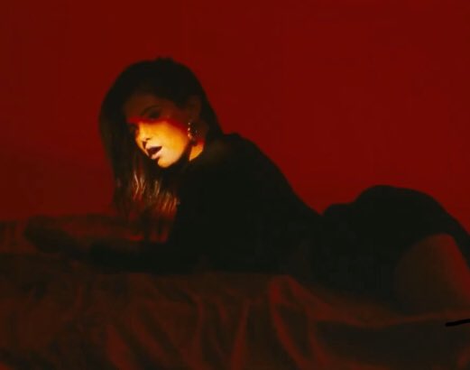 smgkthv's tweet photo. eu tô apaixonada por uma mulher e o nome dela é selena gomez. https://t.co/0mOjAeOqrq