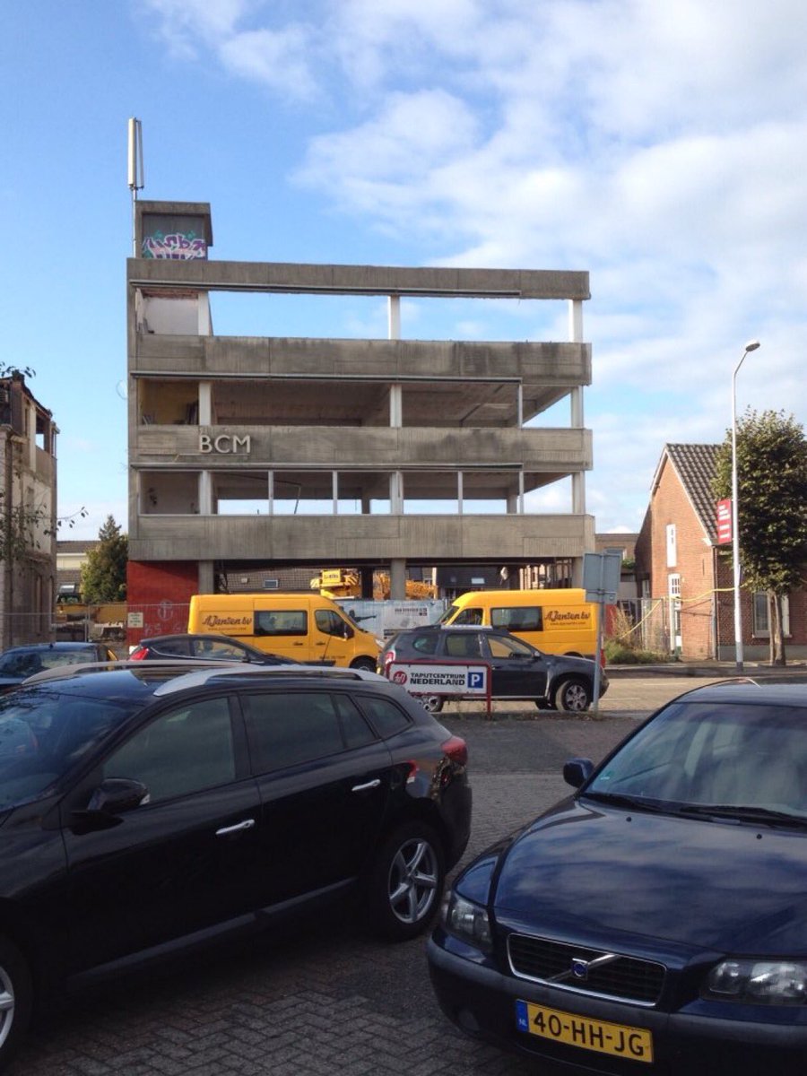 LeonKennis's tweet photo. Aankoop in 2016, plan tot #renovatie van ‘mon Repos’ in 2017, sloop vh monument in 2018 en nu wordt #omgevingsvergunning ingetrokken.
Gapend gat in #CentrumBest.
Weg is het #monumentale pand.
Wat is hier aan de hand ?
Binnenkort #raadsvragen van #BestOpen
#erfgoed https://t.co/pDHS4rPqD3