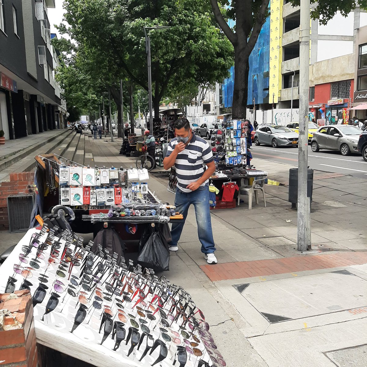 AdrianaxFallaLl's tweet photo. #HagamosloMasFresco muy bueno y muy mal como vendimos el #espaciopúblico a la informalidad, vean este caso en cll 93 6 vrndedores en una esquina señores @DadepBogota @AlcaldChapinero @Bogota en donde se paga el metro cuadrado de impuesto más alto del país... https://t.co/m3hcqFOfCD