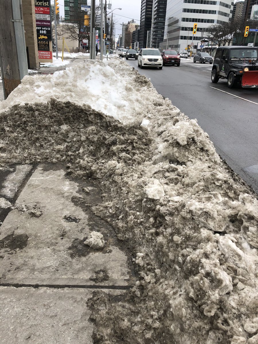 StoptionalTO's tweet image. First the snow, then the SUV. How’s a dude supposed to walk on #yongestreet? #yongetomorrow now please #transformyonge #stoptionalTO #walkTO @JohnTory @JohnFilionTO ☠️