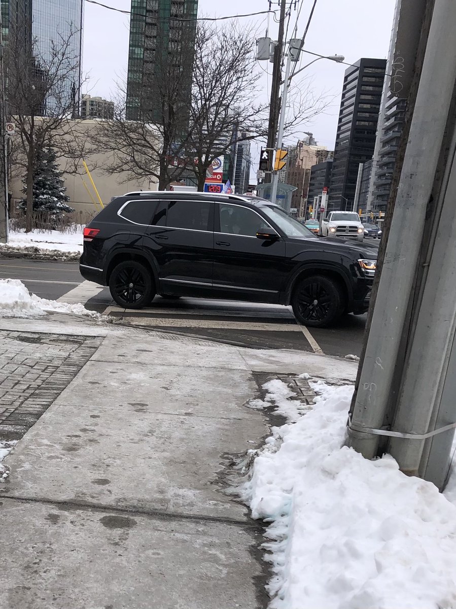 StoptionalTO's tweet image. First the snow, then the SUV. How’s a dude supposed to walk on #yongestreet? #yongetomorrow now please #transformyonge #stoptionalTO #walkTO @JohnTory @JohnFilionTO ☠️