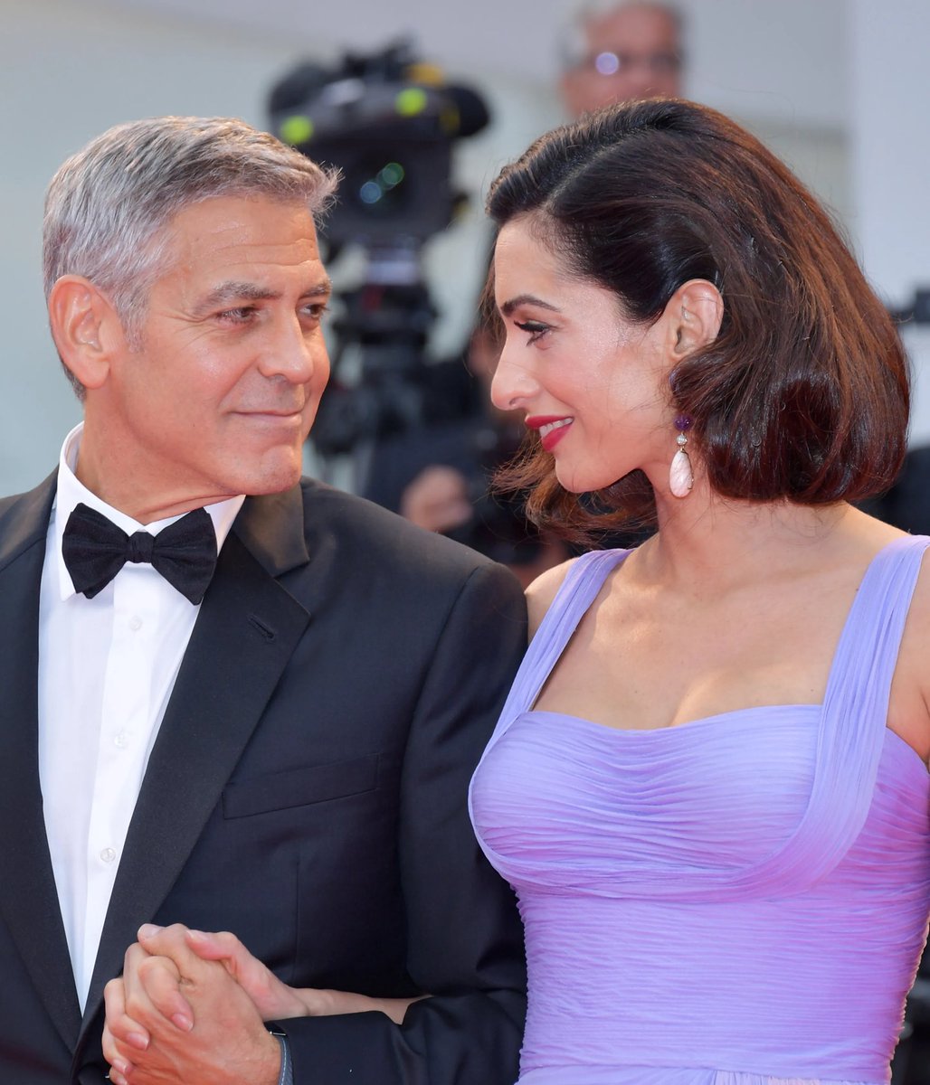 I love their dynamic. She didn’t need to quiet her law achievements for him to lead, he’s too secure in himself to feel less masculine by that & is her biggest supporter. & Amal naturally falls into this really feminine space with George,& loves that he’s the father of her babies