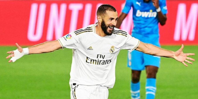 Arsène Wenger :« Karim Benzema est le meilleur numéro 9 au monde. C’est un cadre au Real Madrid avec un niveau régulier depuis neuf ou dix ans maintenant. »