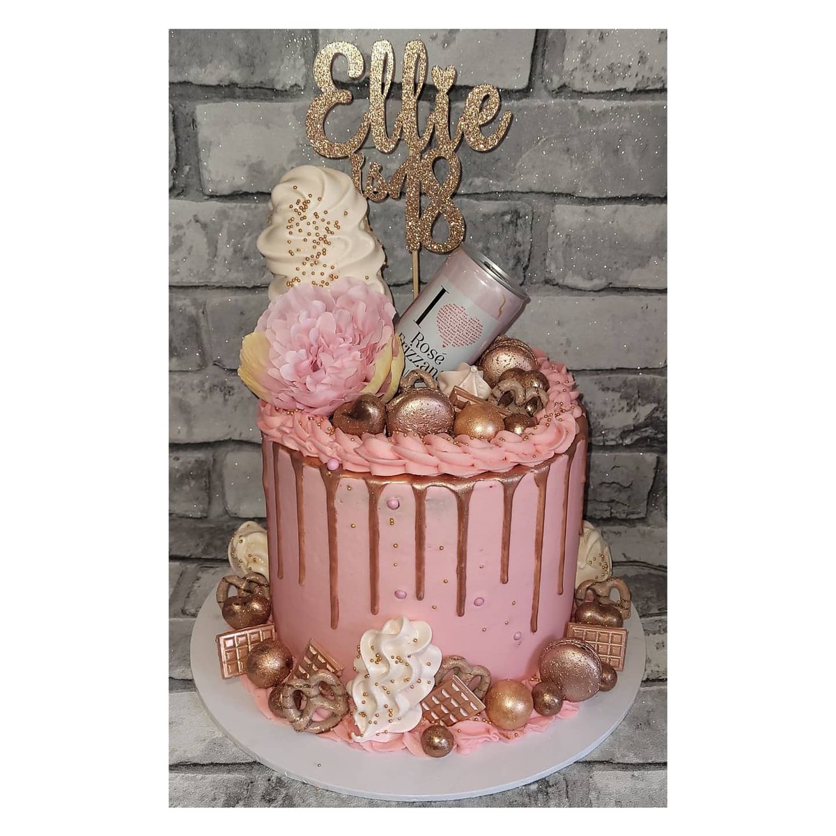 Absolutely loving my job this week 💗

#cakes #cake #cakemaker #baker #homemade #handdecorated #bakinglife #SmallBusiness 

Made by me #LindasCupcakes