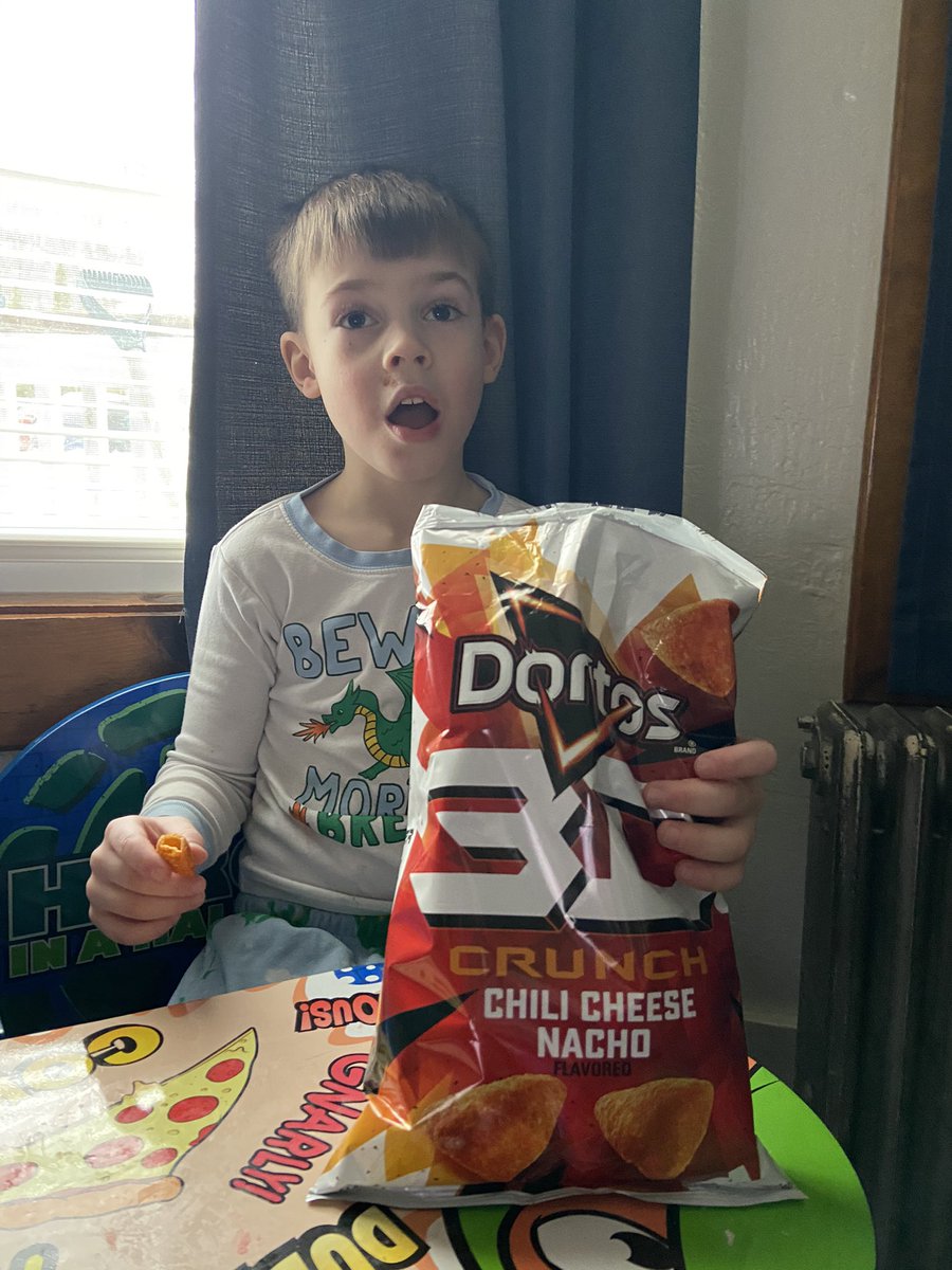 KellenDerek's tweet photo. 3D @Doritos are my new jam!!! I like ‘em! https://t.co/aCo2HRdwpa