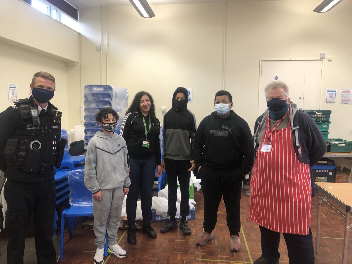 Ghouneim's tweet photo. Our amazing local police cadets came down today in their free time to help with the food distribution. Itโs truly great to see our young youths supporting their community #whitecity #wormholt Thank you @HammFulVPC and @Ro_Mc_D.
@LBHF @StephenCowan @MPSSimonBrooker @maxwellschmid https://t.co/SpApnc2AFk