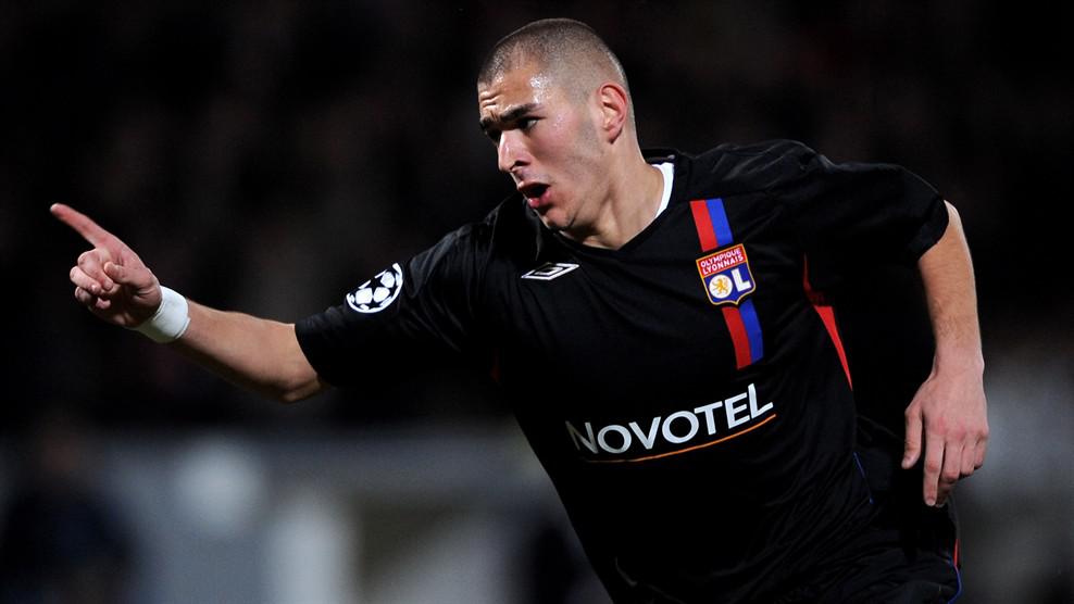 R. Ferdinand : « Je trouve qu'il est plus dur de jouer contre Benzema. Il est très efficace dans la surface, du pied droit, du pied gauche. Ses déplacements sont très intelligents. Suárez est aussi très dur à prendre, mais je trouve que Benzema l'est encore un petit peu plus. »