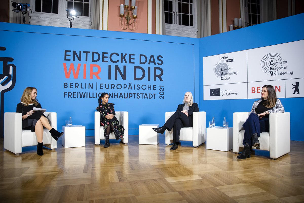 Was braucht freiwilliges #Engagement in diesen Zeiten und was kann es leisten? Darüber sprachen Moderatorin <a href="/PetraGute/">Petra Gute</a>, <a href="/SawsanChebli/">Sawsan Chebli 🍉</a>, Katharina Foerster, <a href="/KatjaJaeger/">Katja Jaeger</a> &amp; <a href="/arnefriedrich/">Arne Friedrich</a>.

Mehr Infos auf freiwilligenhauptstadt.berlin

#EntdeckeDasWirInDir #EVCapital