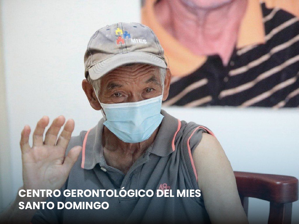Lenin's tweet photo. Hoy, nuestros viejecitos y quienes cuidan de ellos, también reciben la vacuna contra el COVID-19 en centros gerontológicos del 🇪🇨. Nuestro compromiso ha sido velar por los ecuatorianos #TodaUnaVida.
#EcuadorSeVacuna https://t.co/aEMpBtbG5c