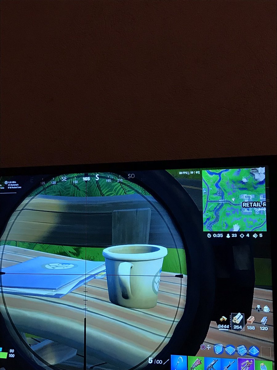 ll_iixaa's tweet photo. @Nanxss Je sais pas si c’est vraiment utile mais j’ai trouvé ça à l’entrée de Retail Row , les fantômes sont toujours présent https://t.co/SBjWySQzt2
