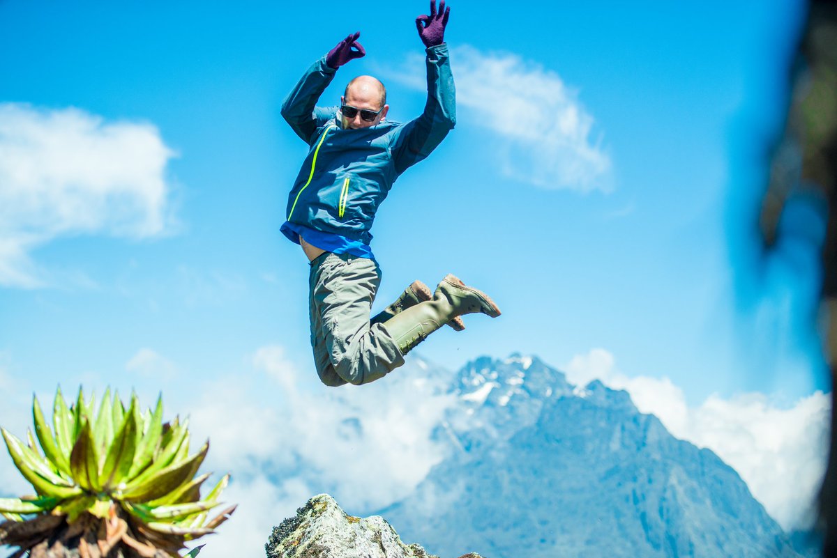 I think the trend now is Jump shots and in destinations, I have also looked for a few I made, let me see you jump shot📸📸📸📸

Photos by @Ssenyonyiderick 

#RwenzoriMountain 
#VisitUganda #TakeOnThePearl #SsenyonyiDerrick