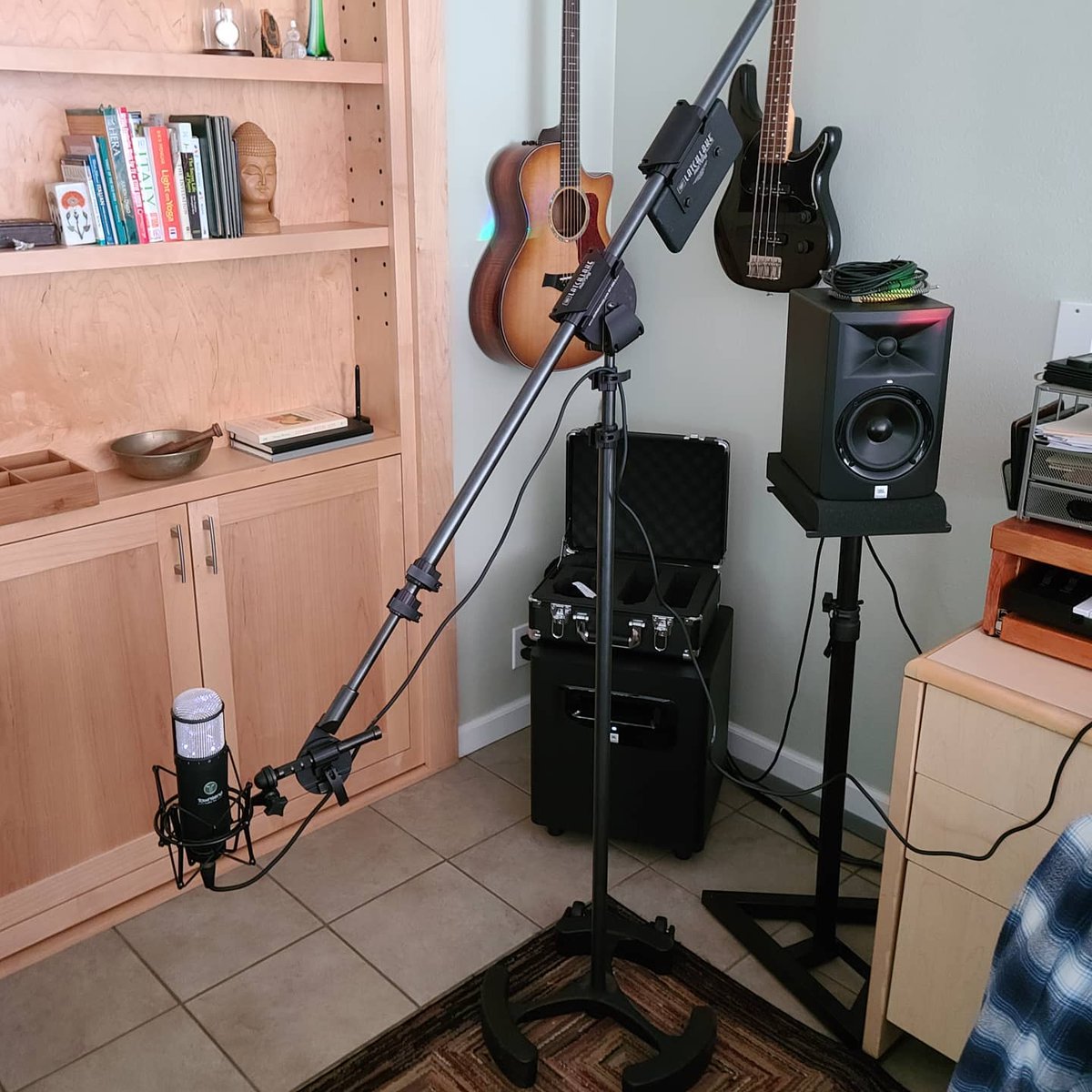 #Regram 📷 <a href="/patwaaramusic/">Pat Waara</a> Just picked up this @latchlake #micKing3300. No more sagging microphones for me. Holds up the <a href="/townsendlabs/">Townsend Labs</a> #spherel22 like a champ. Who thought mic stands could be exciting.